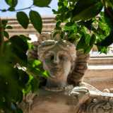 ...abbellito dal una scultura che ritrae il volto di una donna